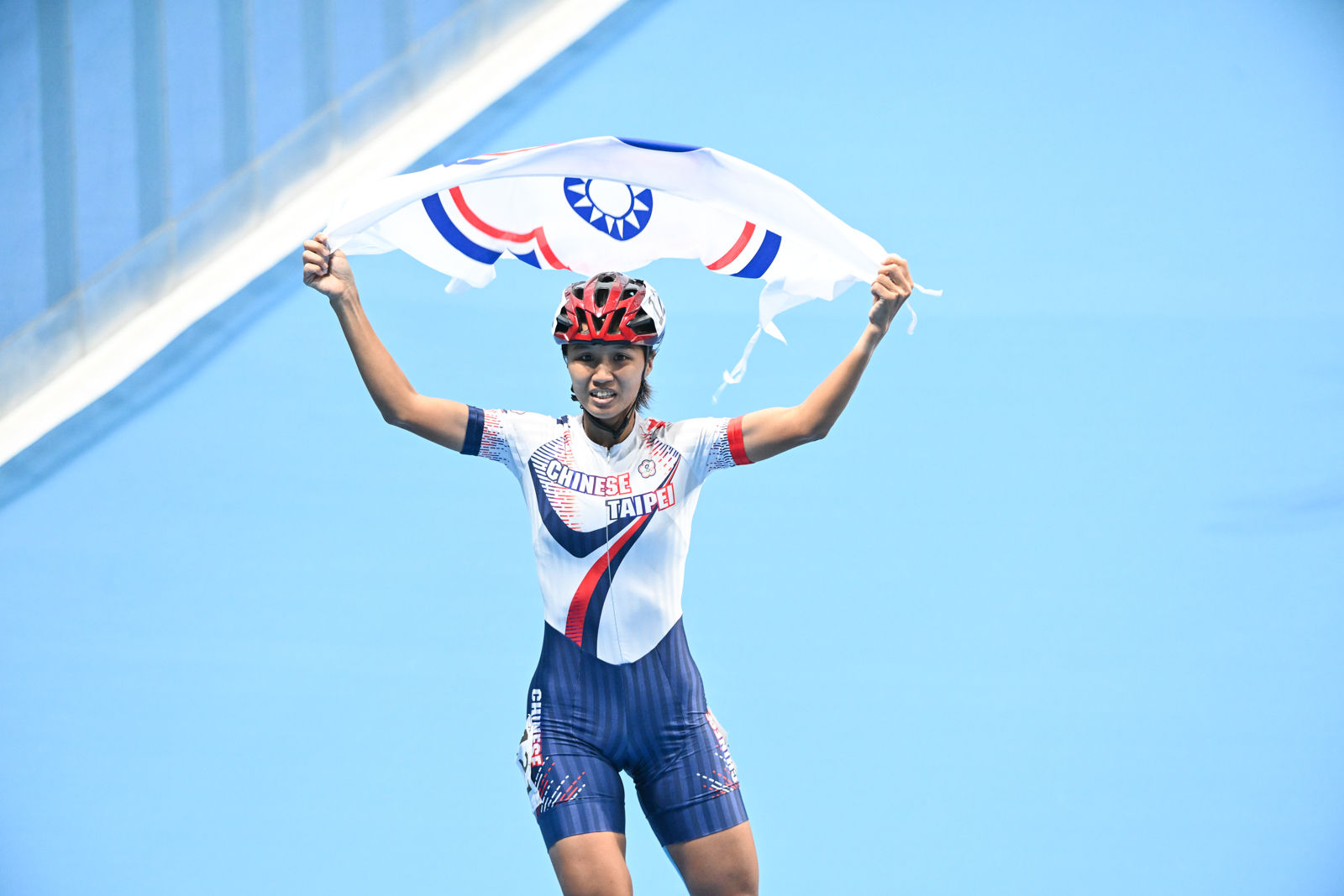 (圖)Speed skater Li Meng-chu raises the Chinese Taipei delegation flag after winning gold medal in the women’s speed skating 1000-meter sprint at the Hangzhou Asian Games.